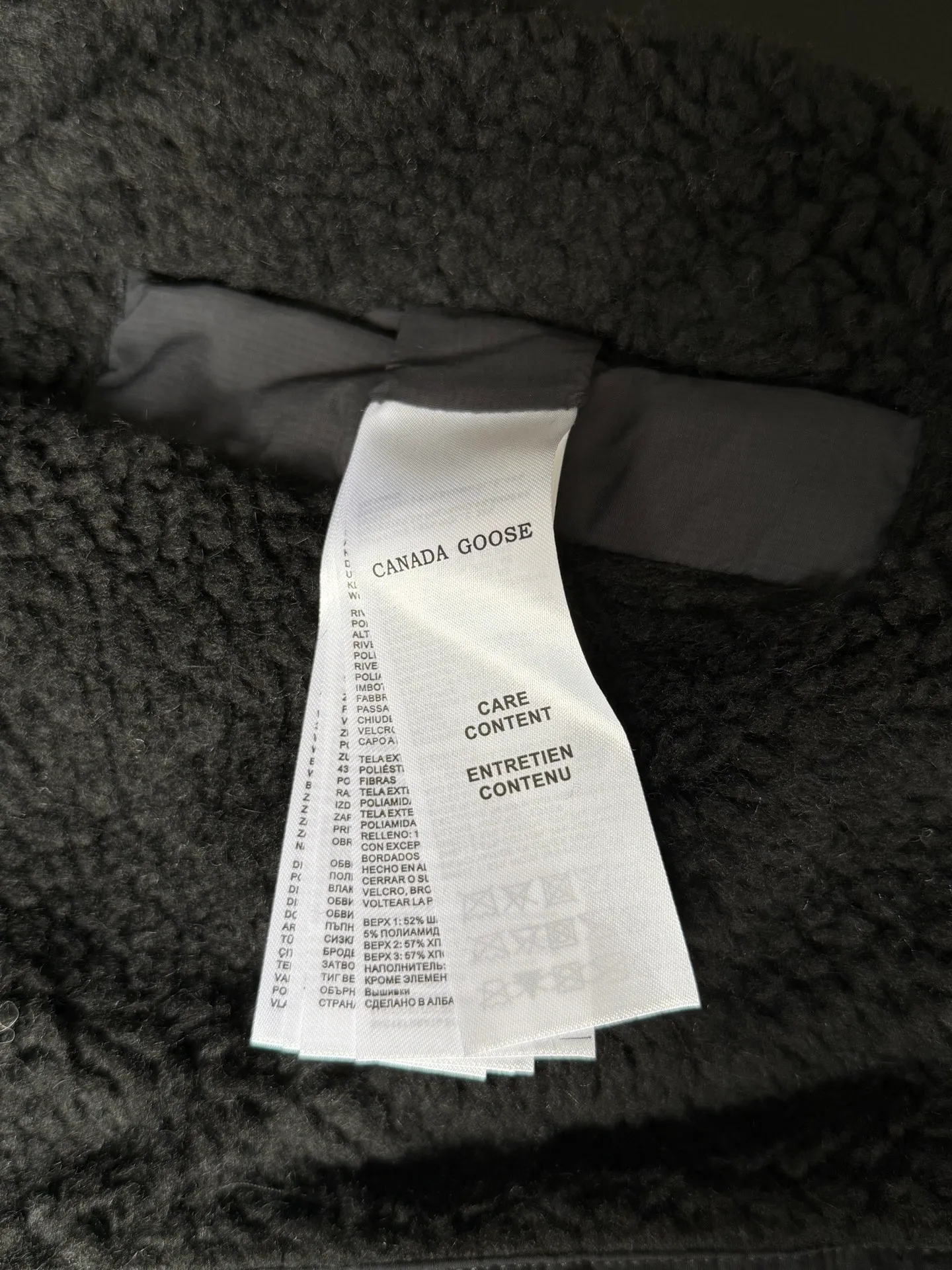 P800 canada goose/大GOose 25 reversible lamb wool flight jacket. It can be worn as a front or back and can be reshaped in any way. The inside and outside are the same color. The embroidered label pattern on the sleeve wall is limited. One side is made of lamb wool. It is delicate and gentle. The plush texture is light and full! The inner lining is polyester, which instantly transforms into an outdoor sports style! Basic neutral style can be combined at will, the most practical size: S M L Color: gray khaki black